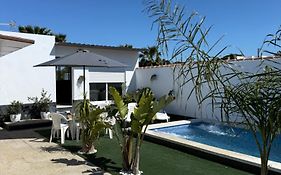 Apartamento con piscina y jardín